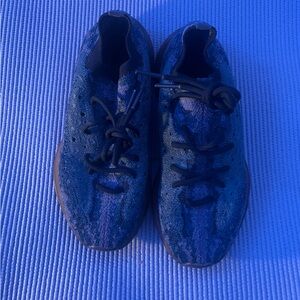 lilluxe_boutique
!! Yezzy 380 covellite size 8M box not included best offer!!